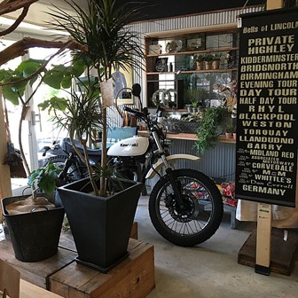 メリーガレージ_RoomCrip54_バイクガレージをカフェ＆バー風なインテリアで整えるポイント！