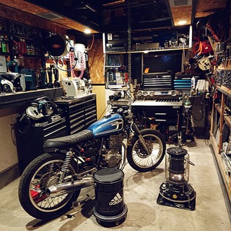メリーガレージ_RoomCrip90_バイクガレージの壁面収納で工具をおしゃれにまとめるポイント！