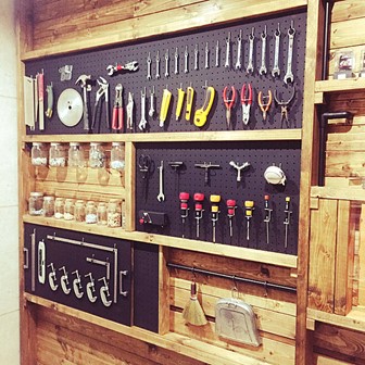 メリーガレージ_RoomCrip91_バイクガレージの壁面収納で工具をおしゃれにまとめるポイント！