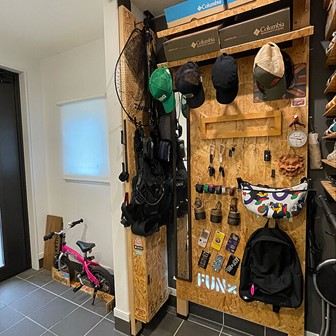 メリーガレージ_RoomCrip96_バイクガレージの壁面収納で工具をおしゃれにまとめるポイント！