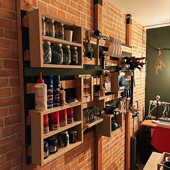 メリーガレージ_RoomCrip97_バイクガレージの壁面収納で工具をおしゃれにまとめるポイント！
