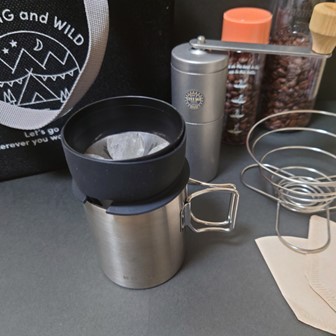 VINTAGE INOXの「コーヒーミル」で挽いたコーヒーのおすすめの淹れ方として「リバースマイクロコーヒードリッパー」をセットした画像