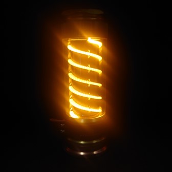 ベアボーンズ「エジソンライトスティック」のランタンモードを灯した様子