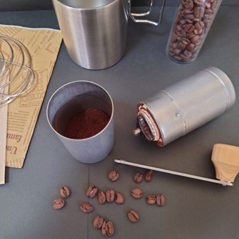 VINTAGE INOXの「コーヒーミル」で豆を挽いて筒を開けたところ