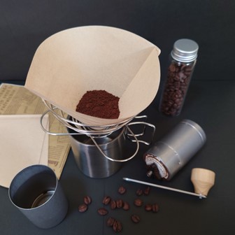 VINTAGE INOXの「コーヒーミル」で挽いた豆をペーパードリッパーに移したところ