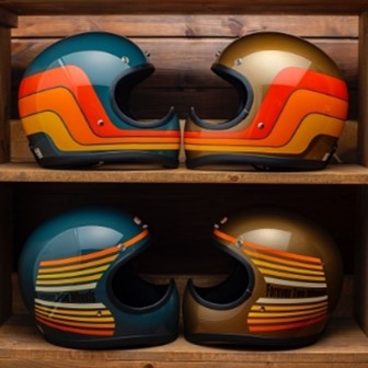 『TT&CO』のヘルメットをショップのディスプレイ棚に４つ並べた画像