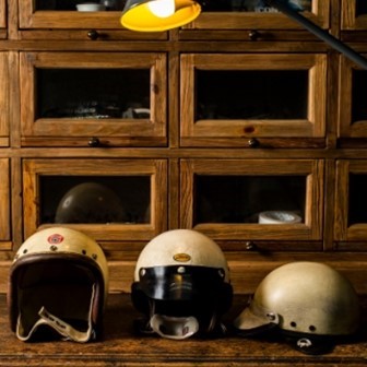 アイボリー色の『TT&CO』ヘルメットを窓際の棚上に３つ並べたところ