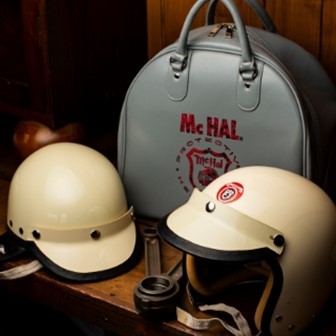 アイボリー色の『TT&CO』ヘルメット「Mc-HAL」を２つ棚に置いて、専用の収納カバンと一緒に撮った画像