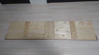1×4材を塗装して連結したテーブル天板（ウラ側）