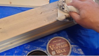 VINTAGE WAXで木材を塗り上げる_布で薄く伸ばしていく