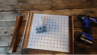 横板や棚板、有孔ボードを取り付ける_100均で買った有孔ボードと裏当て木材