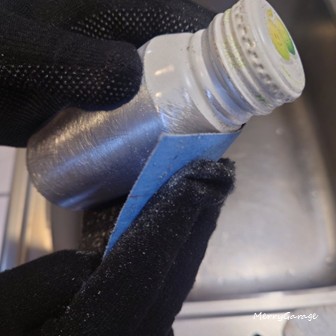 アルミボトル缶の商品パッケージの塗装を磨いてキレイにする方法_④容器を磨いて塗料を取り除く