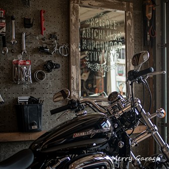 パブミラーでバイクガレージをお洒落な秘密基地に作り込むコツ！_大きさとバランスを考慮して選ぶ