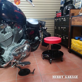 アストロプロダクツのローラーシートをバイクガレージに置いてある様子