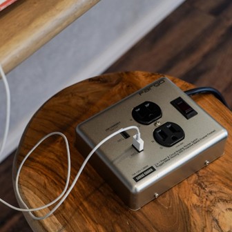 Fargo『STEEL TAP』が木のテーブルに置かれた様子