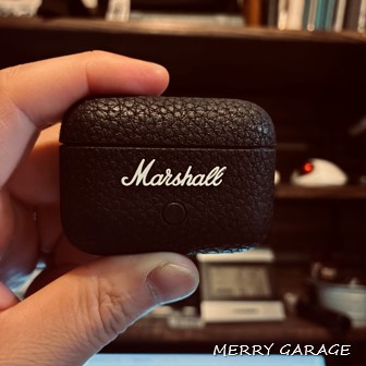 自分のMarshall「Motif Ⅱ A.N.C」を指でつまんで持つ画像