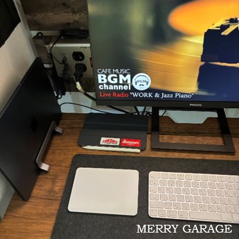 なぜ、狭いスペースに作ったミニ書斎のPCモニターは暗いのか?_狭いデスクに卓上ライトが置けない