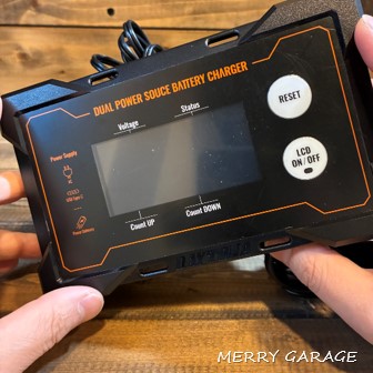 デイトナ『ディスプレイ付バッテリー充電器ポータブル』の魅力！_⑧ワイヤーロックを通せる盗難防止付き