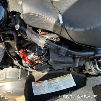 愛車ハーレーのバッテリー上がりにデイトナの「ディスプレイ付バッテリー充電器ポータブル」を用いてバッテリー充電している様子。