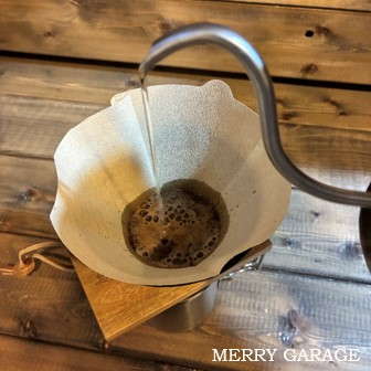 Riversのケイブリバーシブルとポンド３を使ってドリップコーヒーを淹れている様子