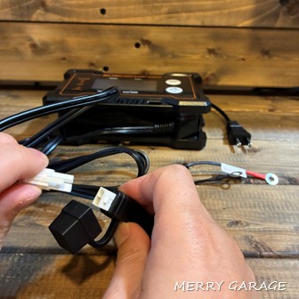 デイトナ『ディスプレイ付バッテリー充電器ポータブル』の魅力！_⑦車体接続ハーネスで充電がもっと楽に