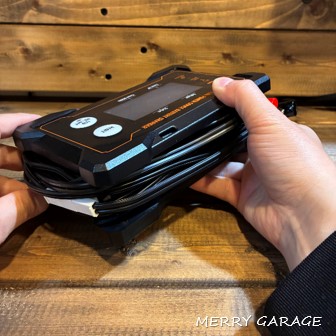 デイトナ『ディスプレイ付バッテリー充電器ポータブル』の魅力！_⑩巻き取りコード収納で持ち運びもラク