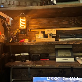 なぜ、狭いスペースに作ったミニ書斎のPCモニターは暗いのか?_ランタンライトでは作業効率が悪い