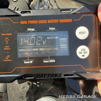 デイトナ『ディスプレイ付バッテリー充電器ポータブル』商品概要_商品の種類は全３モデル