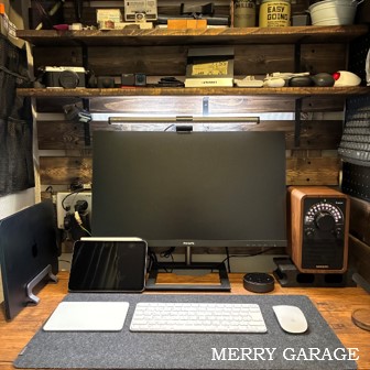 SANGEANのFM/AMラジオ付Bluetoothスピーカー「WR-304」を小さな書斎のデクス上にお洒落に置いてある様子。