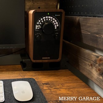 まとめ:SANGEAN WR-304でガレージライフの音楽を楽しもう!_デスクの片隅で佇むWR-304